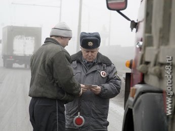 В Липецке штрафуют водителей загрязняющих дороги В Липецке штрафуют водителей загрязняющих дороги