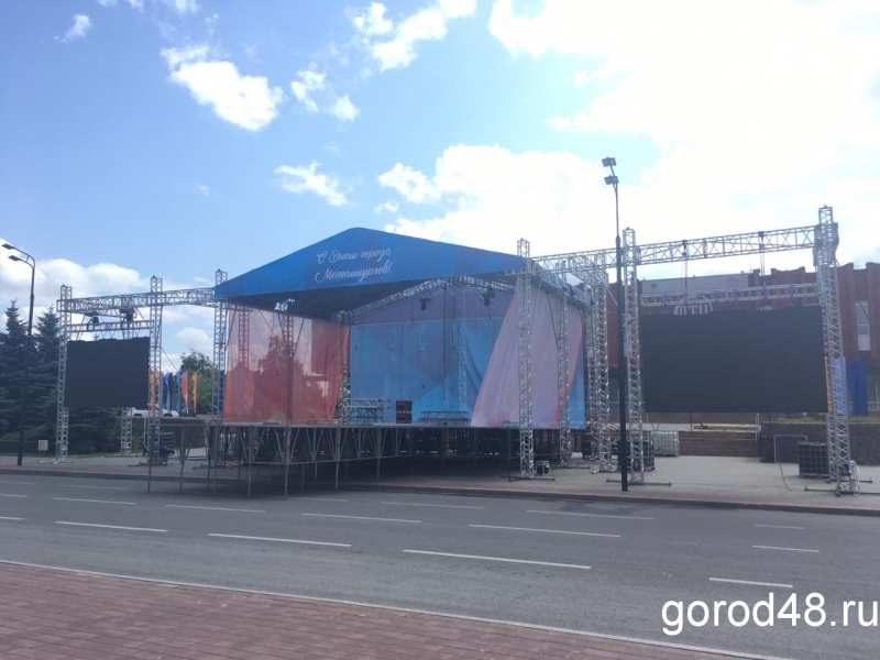 Сцена для главного концерта Дня города готова Сцена для главного концерта Дня города готова