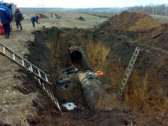 К месту аварии на нефтепроводе «Дружба» свозят чернозём К месту аварии на нефтепроводе «Дружба» свозят чернозём