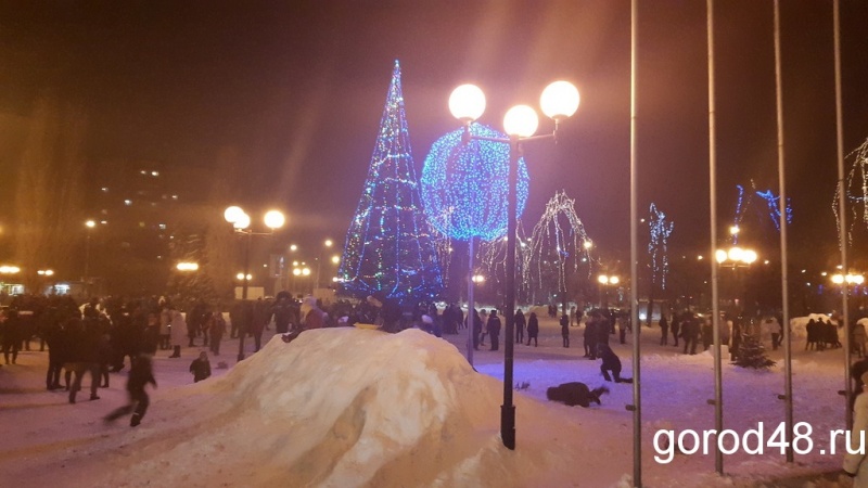 Новогодние праздники в липецке. Липецк площадь Петра Великого зимой. Площадь Петра Великого Липецк Новогодняя. Липецк площадь Петра Великого 2022 НГ. Площадь Петра Великого Липецк 2020.