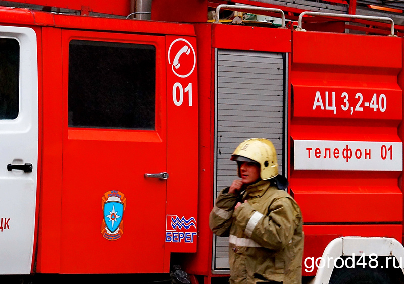 Четырнадцать пожарных отделений выезжали на пожар на нефтебазе под Липецком
