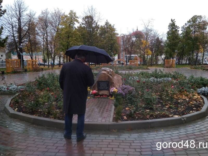 К камню-памятнику жертвам политических репрессий пришли несколько человек К камню-памятнику жертвам политических репрессий пришли несколько человек