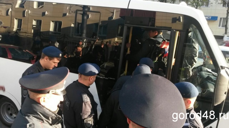В Липецке начались задержания сторонников Навального В Липецке начались задержания сторонников Навального