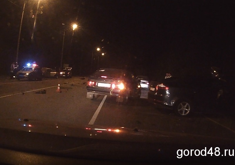 В тройном столкновении автомобилей под Липецком пострадали два человека В тройном столкновении автомобилей под Липецком пострадали два человека