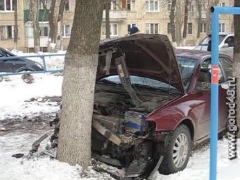 В Липецке иномарка не поделила дорогу с «УАЗом»- «буханкой» В Липецке иномарка не поделила дорогу с «УАЗом»- «буханкой»