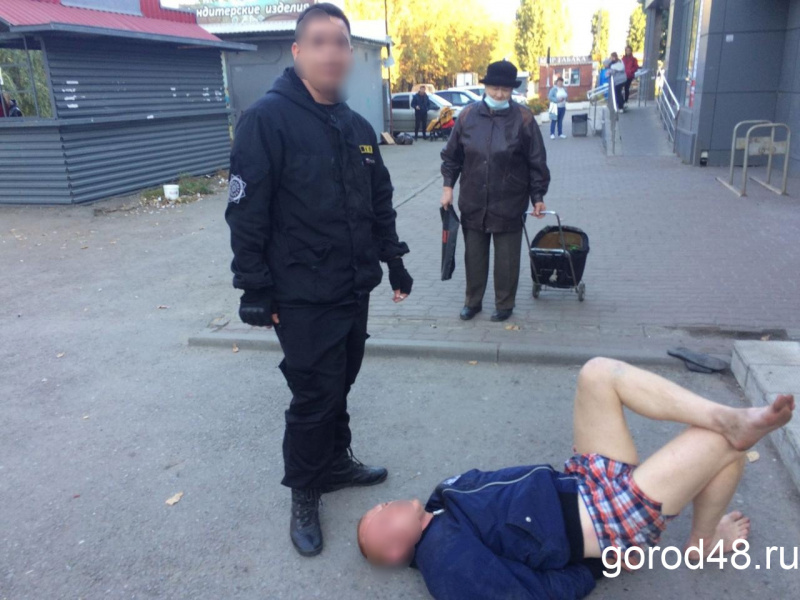 Около магазина в Сырском Руднике лежит полуголый человек в наручниках