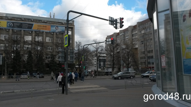 Ветер в Липецке развернул светофоры Ветер в Липецке развернул светофоры