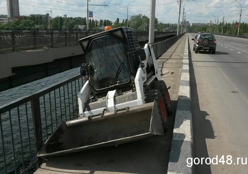 На Петровском мосту в Липецке повис трактор На Петровском мосту в Липецке повис трактор