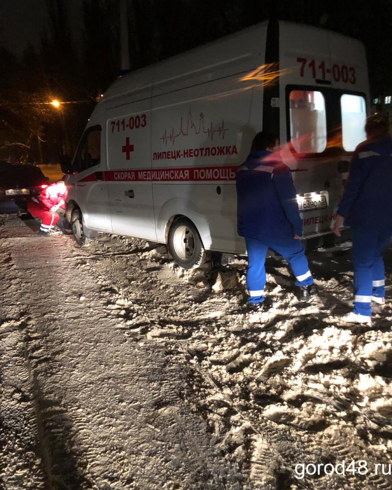 Фельдшеры и жильцы дома полчаса выталкивали застрявшую в снегу скорую