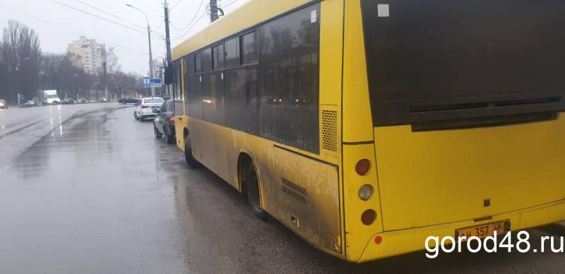 80-летняя женщина получила травму при падении в автобусе