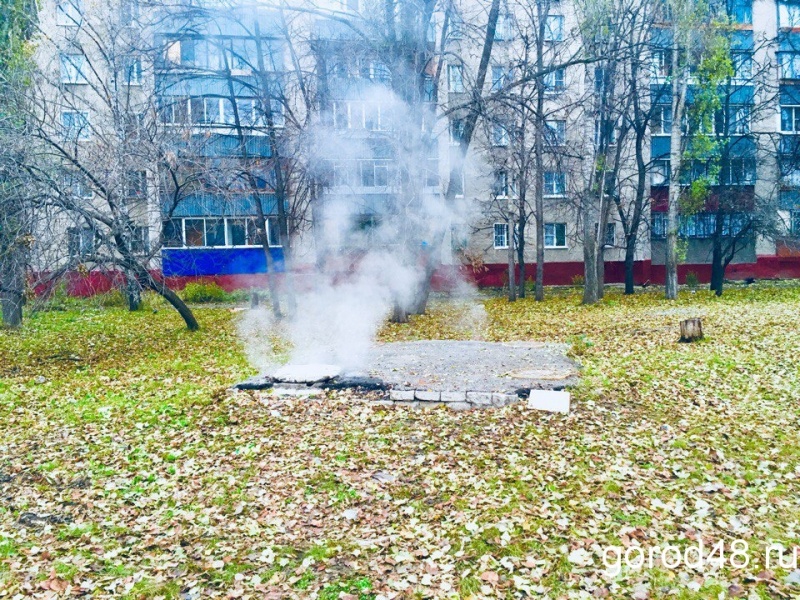 В Липецке появились вонючие гейзеры В Липецке появились вонючие гейзеры