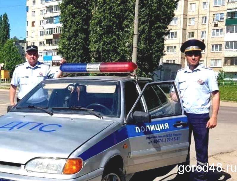 Липецкие автоинспекторы оказали помощь водителю горящего большегруза Липецкие автоинспекторы оказали помощь водителю горящего большегруза