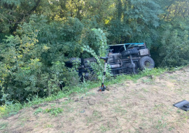Под Липецком опрокинулся грузовик: пострадали два человека