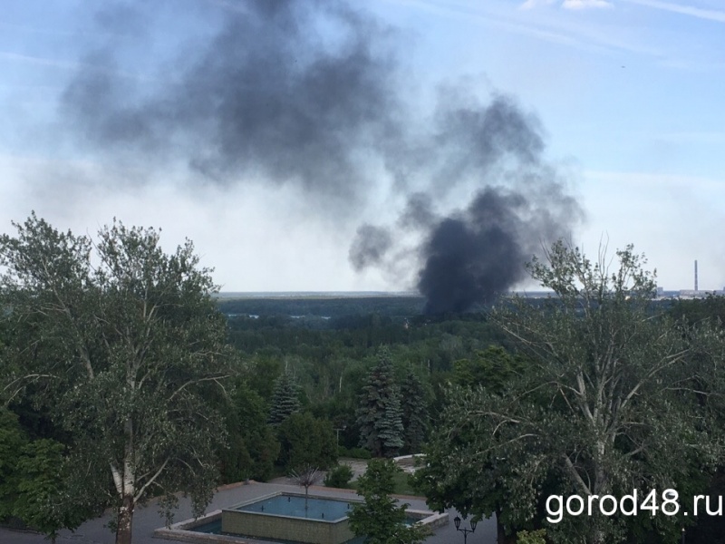 Над центром Липецка поднялся столб черного дыма Над центром Липецка поднялся столб черного дыма