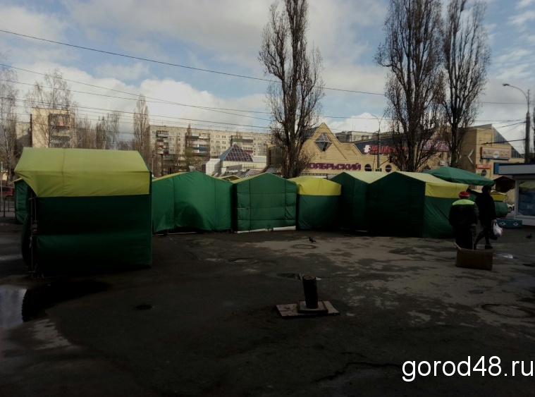 Продавцы желто-зеленых палаток не спешат уходить на рынки Липецка Продавцы желто-зеленых палаток не спешат уходить на рынки Липецка