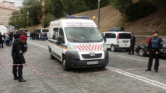 У здания правительства в Киеве взорвался неизвестный предмет У здания правительства в Киеве взорвался неизвестный предмет