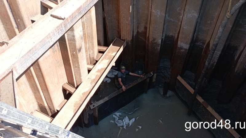Форс-мажор на улице 50 лет НЛМК: строители борются с затапливающей шахты водой из реки