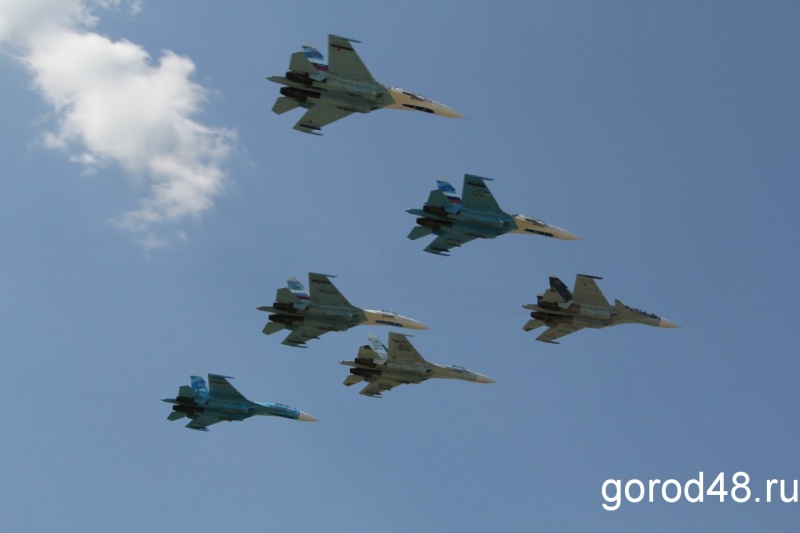 Липецкие лётчики превратят небо над Красной площадью в триколор Липецкие лётчики превратят небо над Красной площадью в триколор