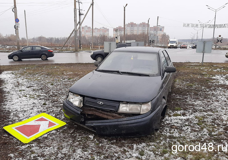 Водитель на «ВАЗ-2112» вылетел на клумбу и сбежал Водитель на «ВАЗ-2112» вылетел на клумбу и сбежал