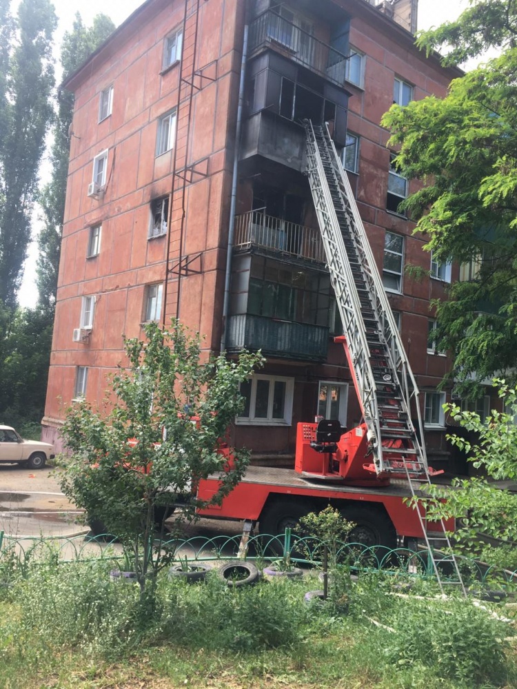 Липецкие пожарные и соседи спасли пожилую женщину из горящей квартиры Липецкие пожарные и соседи спасли пожилую женщину из горящей квартиры