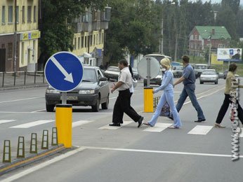 На пешеходном переходе маршрутка сбила женщину На пешеходном переходе маршрутка сбила женщину