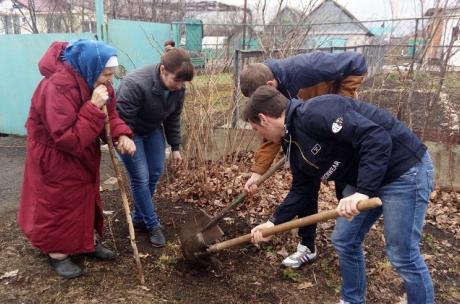 Возле домов ветеранов в Данкове сажают сосны и каштаны Возле домов ветеранов в Данкове сажают сосны и каштаны