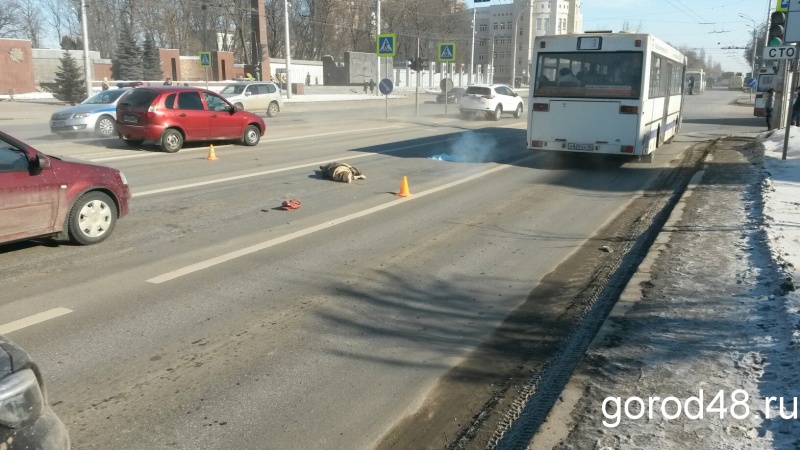 В Липецке грузовик насмерть сбил женщину и скрылся с места происшествия В Липецке грузовик насмерть сбил женщину и скрылся с места происшествия