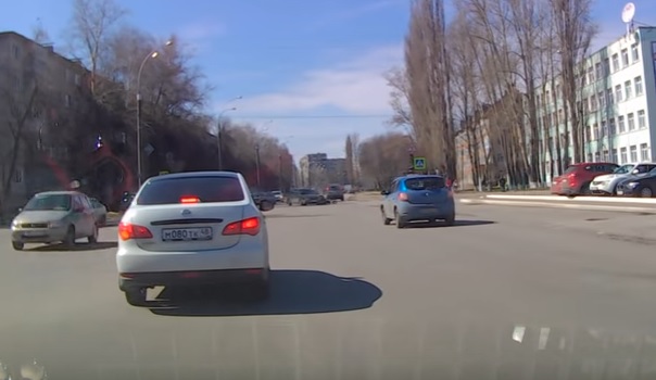 Столкновение такси и мотоцикла попало на видео Столкновение такси и мотоцикла попало на видео