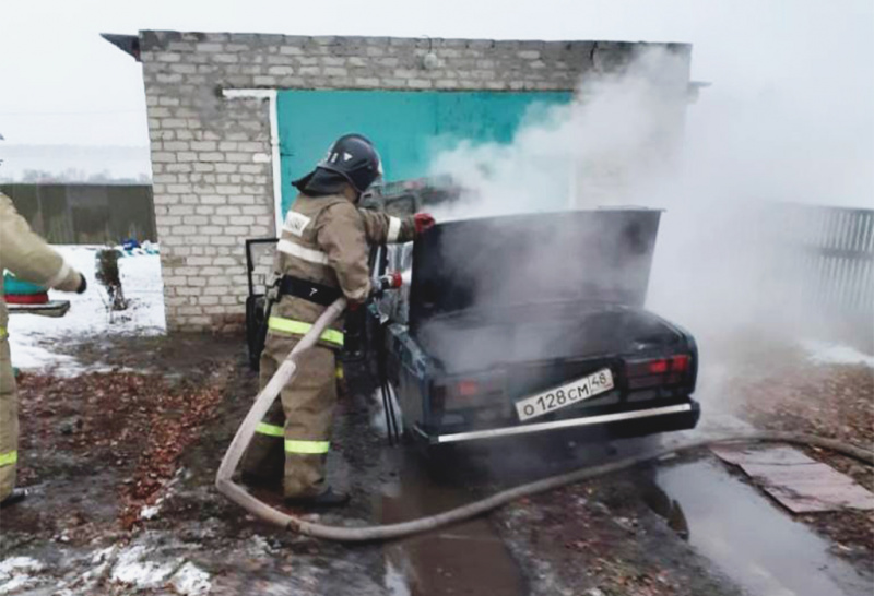 В Чаплыгинском районе горела «семерка» В Чаплыгинском районе горела «семерка»