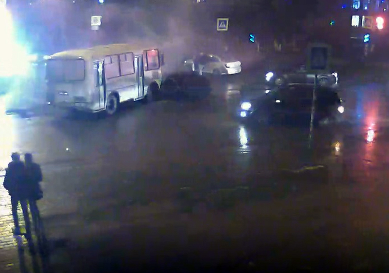 Лобовое столкновение ВАЗа и ПАЗика в Липецке попало на видео Лобовое столкновение ВАЗа и ПАЗика в Липецке попало на видео
