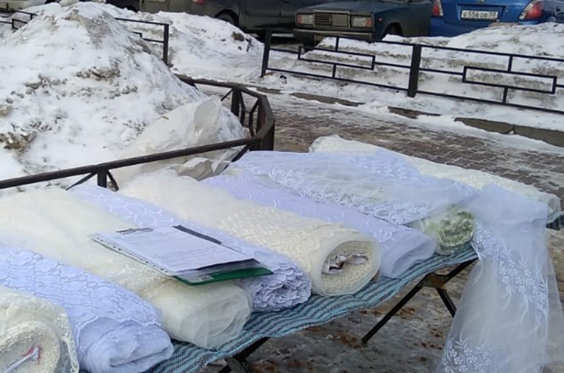 Уличные торговцы ушли домой без занавесок Уличные торговцы ушли домой без занавесок