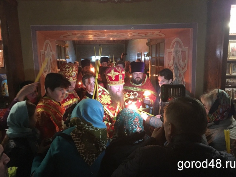 Благодатный огонь прибыл в Христорождественский собор Благодатный огонь прибыл в Христорождественский собор