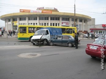 Около центрального рынка. Остановка Центральный рынок Липецк. Липецк ДТП на Центральном рынке. Институт около центрального рынка Липецк. ДТП возле рынок Звёздный.