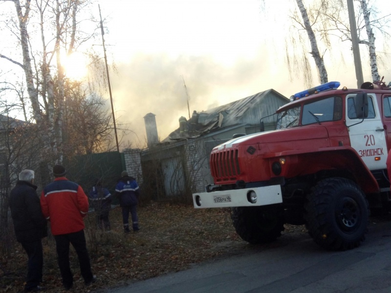 В Задонске горят иномарка и крыша дома В Задонске горят иномарка и крыша дома