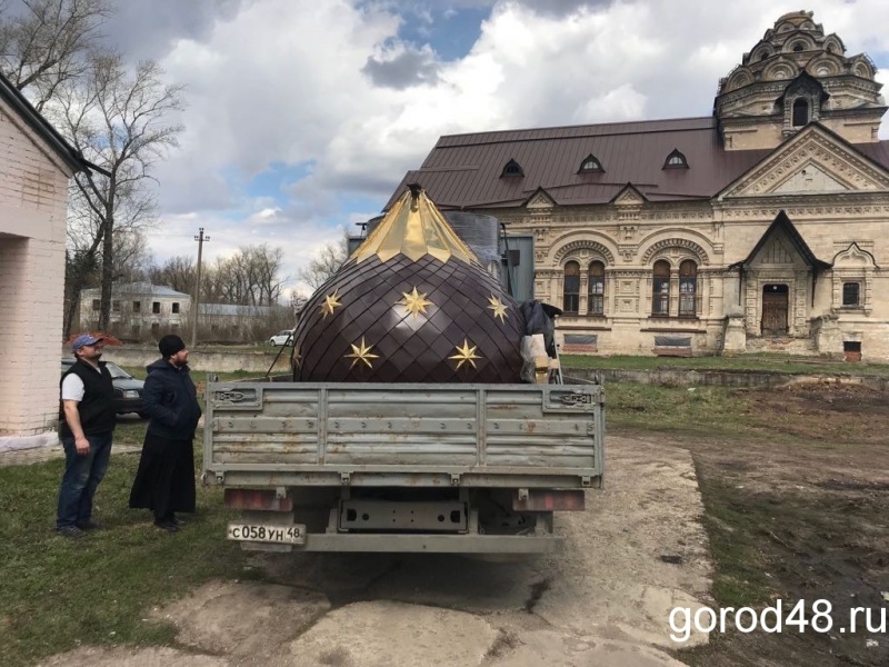 Многодетная семья беженцев из Луганска подарила купол храму в Липецкой области 