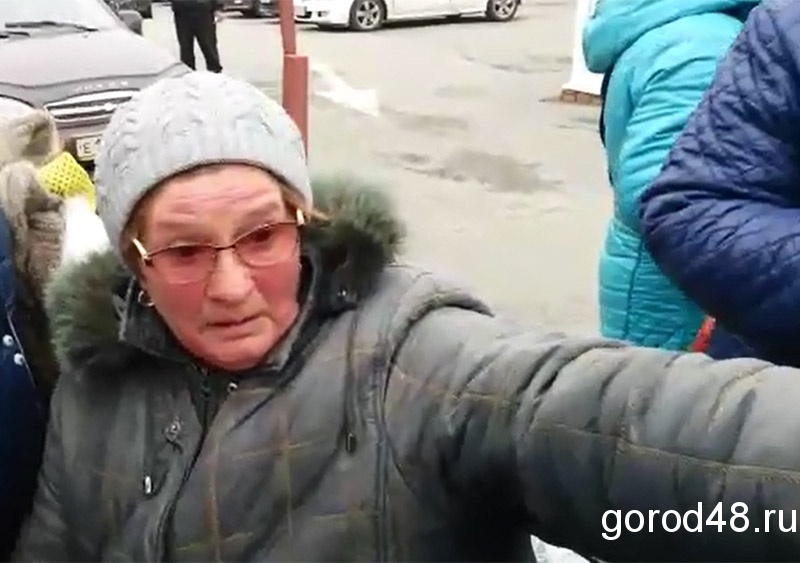 В Липецке уличную торговку облили горючей смесью В Липецке уличную торговку облили горючей смесью