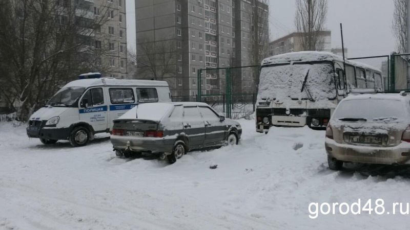 Во дворе жилого дома нашли мертвого охранника Во дворе жилого дома нашли мертвого охранника