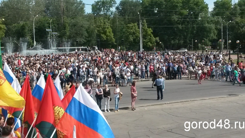 В Липецке торжества, посвященные Дню России, проходят на площади Петра Великого В Липецке торжества, посвященные Дню России, проходят на площади Петра Великого