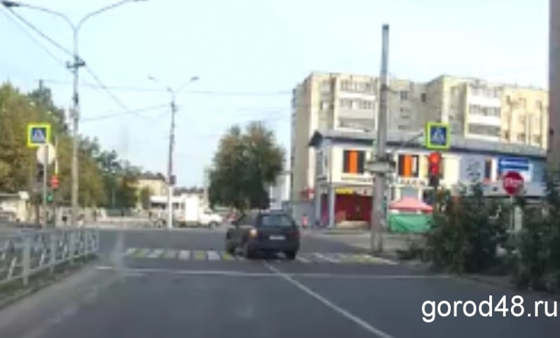 Водитель внедорожника пролетел перекресток на красный сигнал Водитель внедорожника пролетел перекресток на красный сигнал