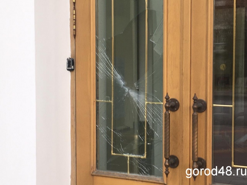 Разбивший дверь горсовета мужчина заплатил 1 000 рублей Разбивший дверь горсовета мужчина заплатил 1 000 рублей