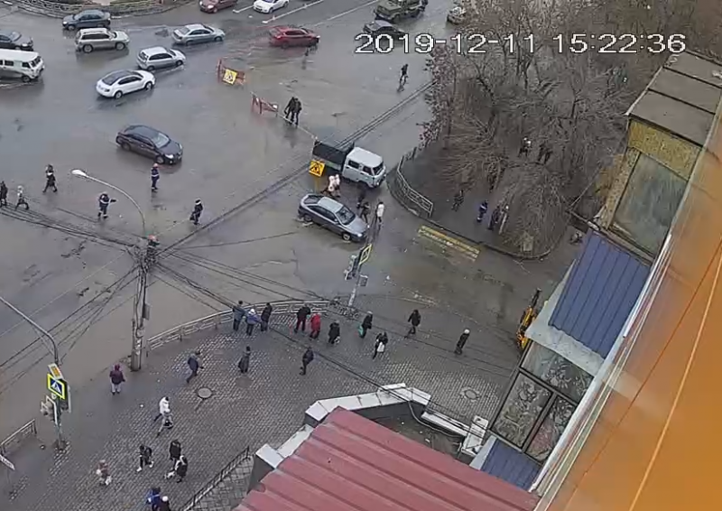 Проспект Победы встал из-за прорванной трубы Проспект Победы встал из-за прорванной трубы
