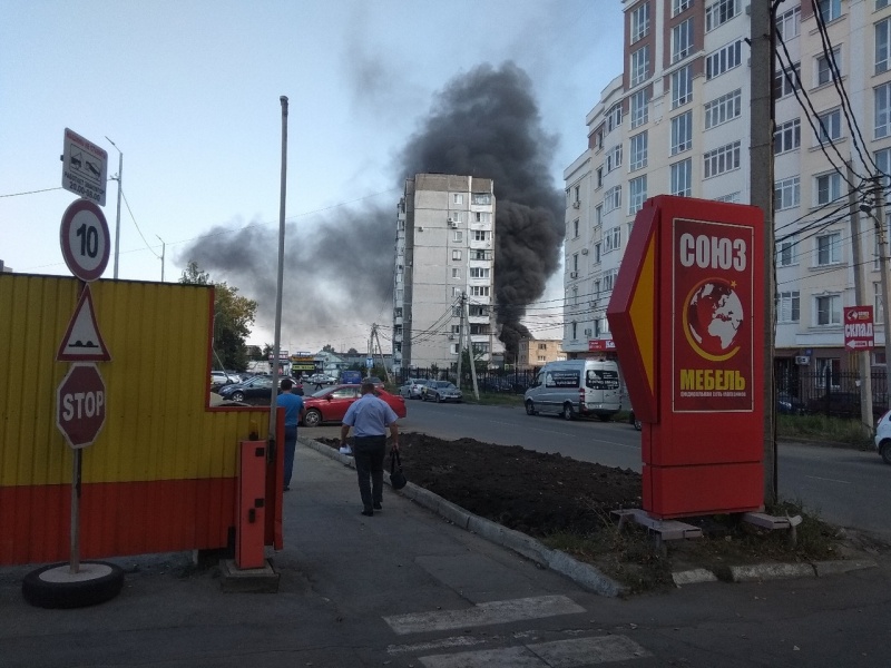 На улице Балмочных поднялся столб дыма - горели автомобильные покрышки На улице Балмочных поднялся столб дыма - горели автомобильные покрышки