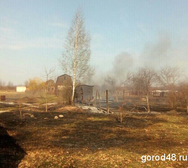 Пожарные спасают имущество дачников Пожарные спасают имущество дачников