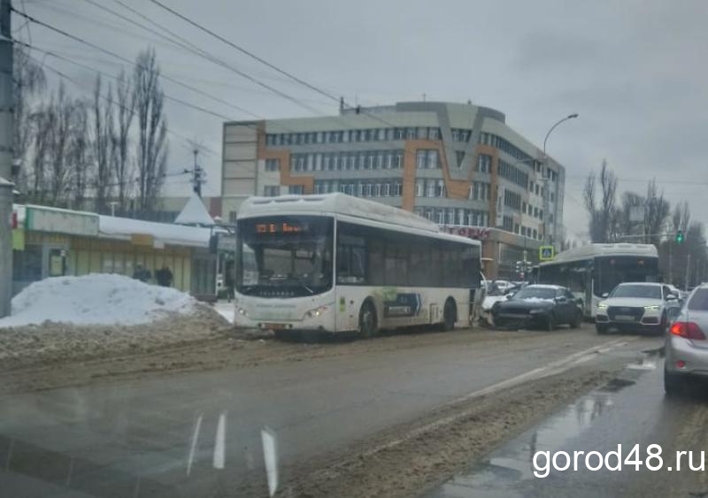Затор на проспекте Победы: иномарка врезалась в автобус Затор на проспекте Победы: иномарка врезалась в автобус