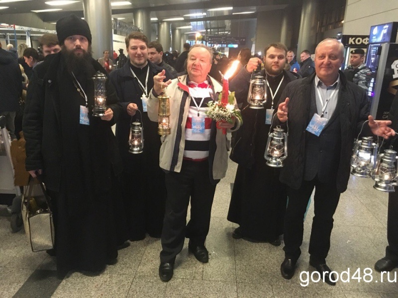 Делегация липчан получила Благодатный огонь Делегация липчан получила Благодатный огонь