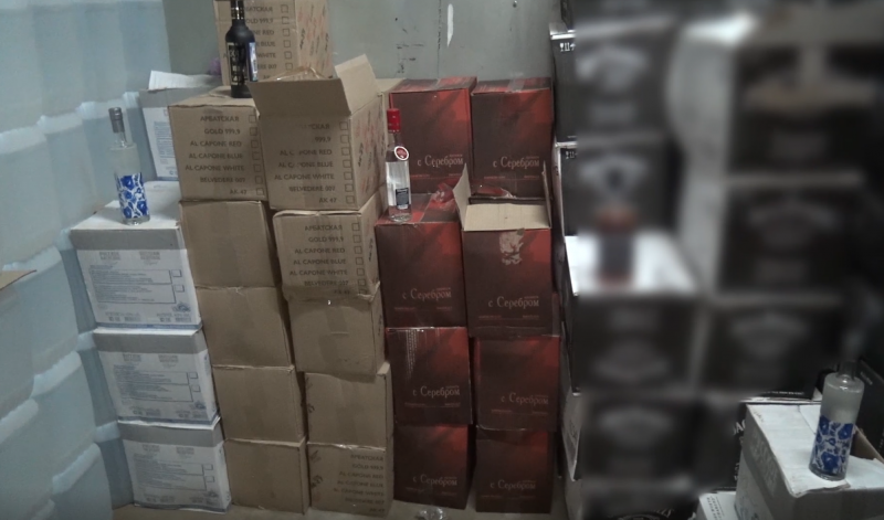 Полицейские нашли в результате обысков 14 000 бутылок нелегального алкоголя Полицейские нашли в результате обысков 14 000 бутылок нелегального алкоголя