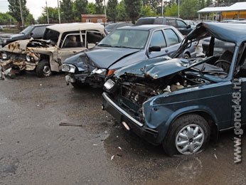 В Грязинском районе пятерка врезалась в дерево В Грязинском районе пятерка врезалась в дерево
