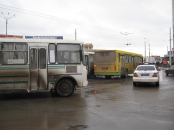 Столкновение автобуса и маршрутки заблокировало движение на площади Победы Столкновение автобуса и маршрутки заблокировало движение на площади Победы