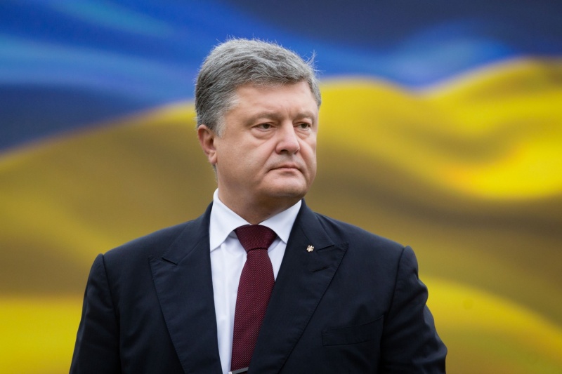 Порошенко в Давосе предложил журналистке снять вышиванку Порошенко в Давосе предложил журналистке снять вышиванку