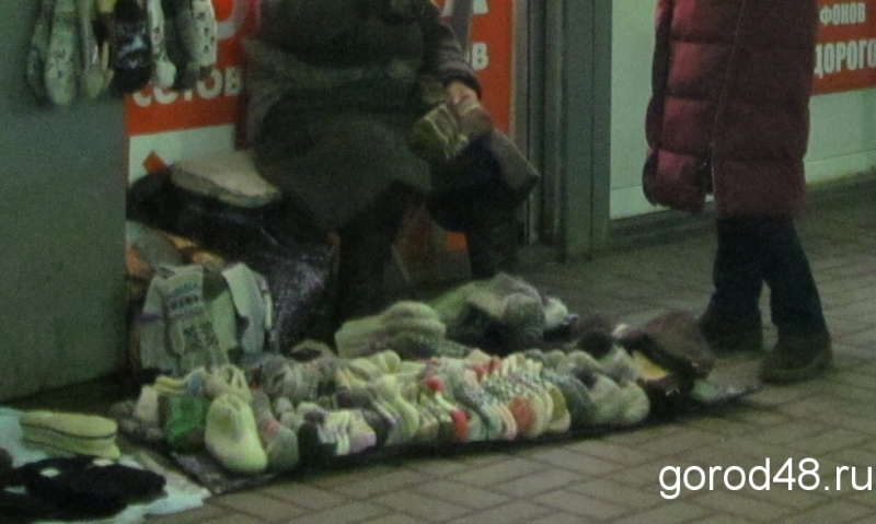 В Липецке «с боем» изъяли 90 пар носков, полтонны продуктов и цветы В Липецке «с боем» изъяли 90 пар носков, полтонны продуктов и цветы